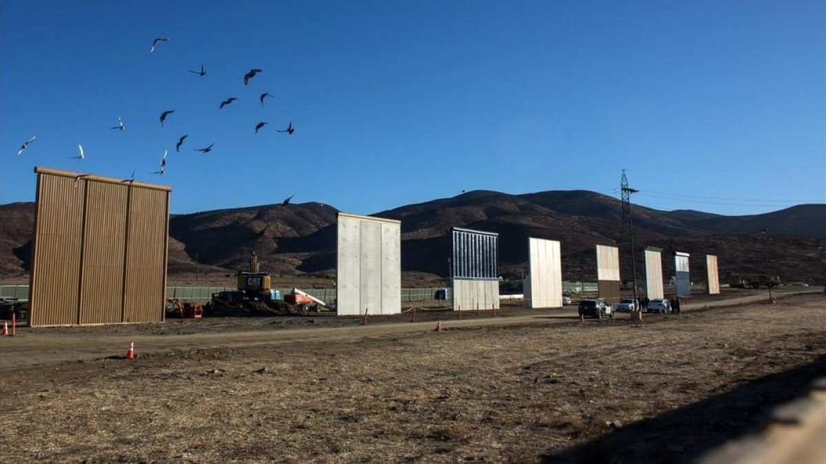 Los ocho prototipos para construir el muro de México, levantados en las afueras de San Diego, vistos desde Tijuana (México).-/ AFP / GUILLERMO ARIAS