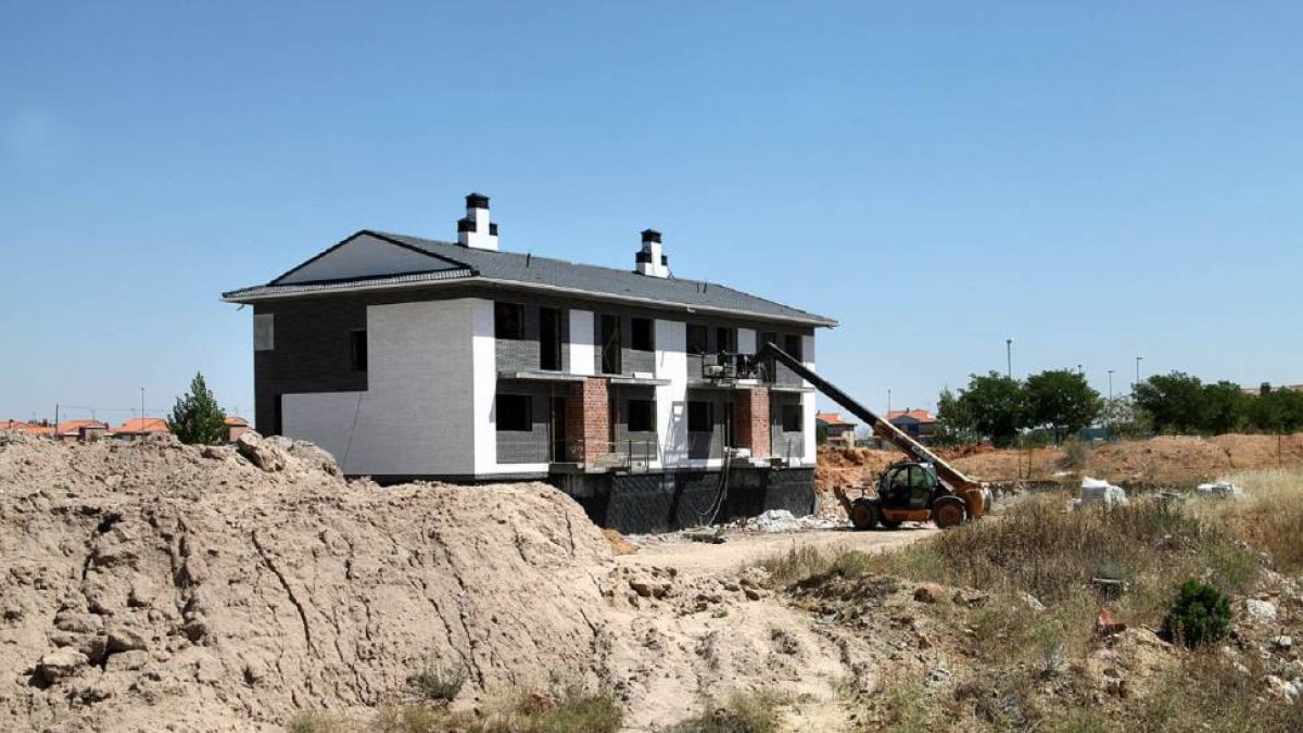 Zona de escombros, en la calle Velázquez de la urbanización las Regueras, en Nuevo Naharros (Salamanca), donde un hombre ha fallecido en accidente laboral-Ical