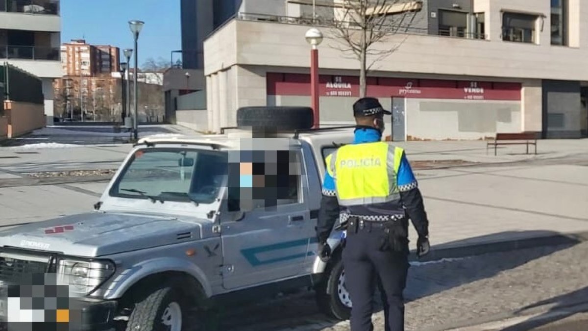 Un agente durante una campaña  de vigilancia y control . / E. M..