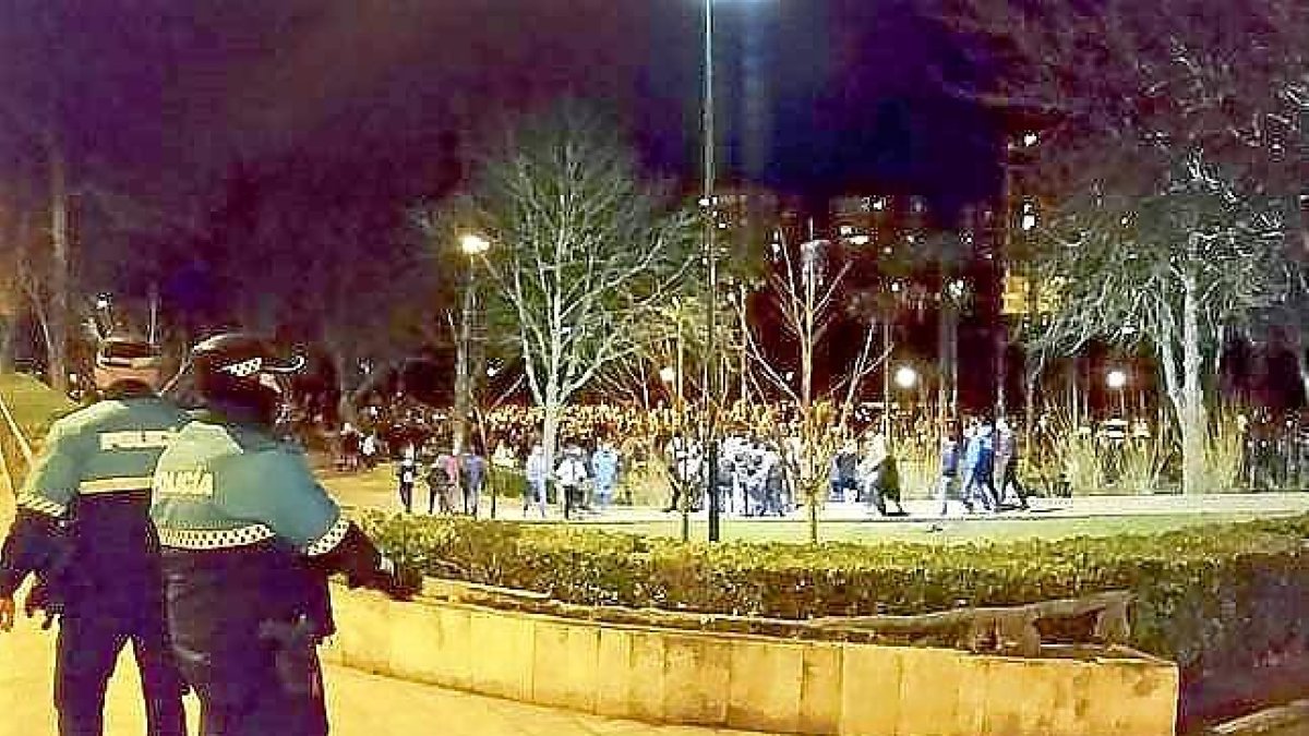 Policías municipales, el pasado sábado, en la labor preventiva contra el consumo de alcohol en la Rosaleda.-E. M.