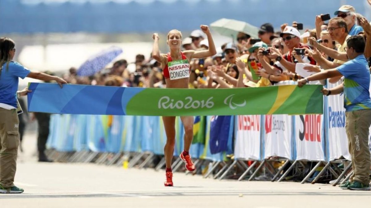La catalana Elena Congost gana el maratón Paralímpico de Río para deficientes visuales (T12).-REUTERS / JASON CAIRNDUFF