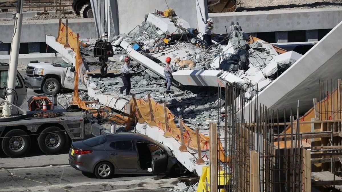 Los equipos de rescate trabajan para encontrar superviventes tras el colapso de un puente en Miami, Florida-/ JOE RAEDLE (AFP)