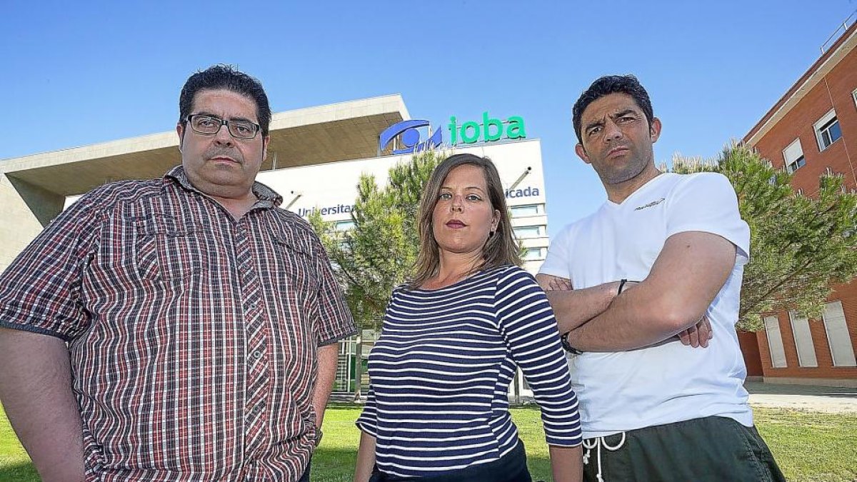 Luis Manso, Amaya Gil y Rafael Martínez, tres pacientes que perdieron la visión de un ojo y reclamaron a Sacyl.-PABLO REQUEJO