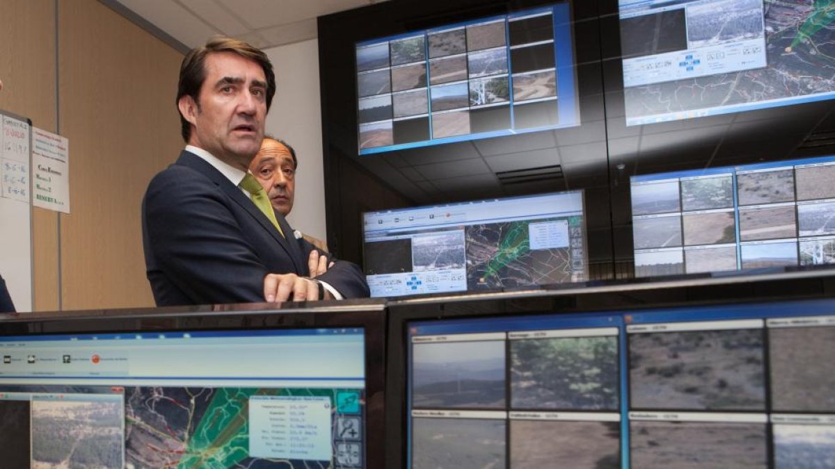 El consejero de Fomento y Medio Ambiente, Juan Carlos Suárez-Quiñones, visita el Centro Provincial de Mando de incendios en Soria.-ICAL