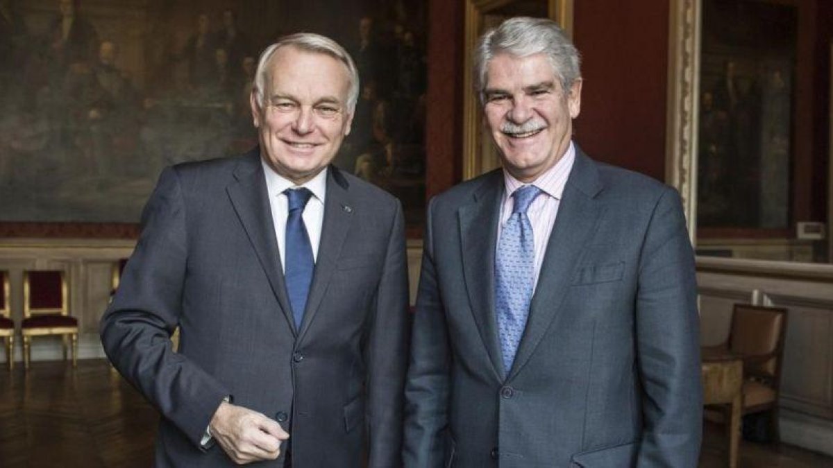 El ministro de Exteriores francés, Jean-Marc Ayrault (izquierda), con su homólogo español, Alfonso Dastis, en París.-EFE / CHRISTOPHE PETIT TESSON