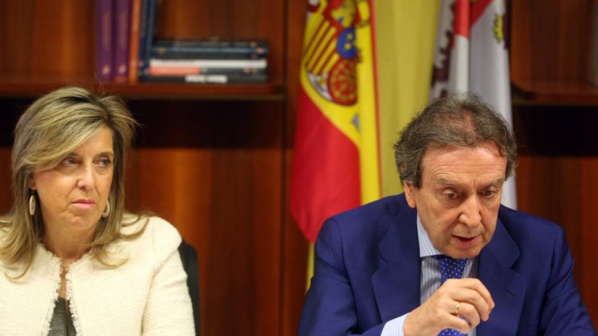 El consejero de la Presidencia, José Antonio de Santiago-Juárez, preside la reunión del Consejo de Cooperación Local de Castilla y León junto a la viceconsejera, María José Salgueiro-Ical