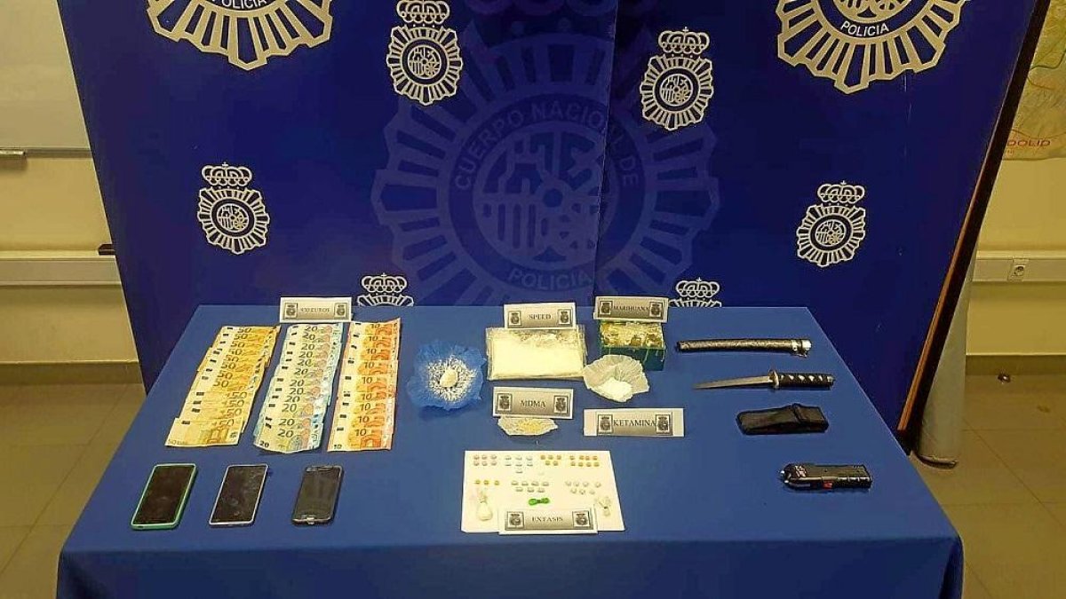 Drogas, dinero y teléfonos móviles intervenidos a la pareja.-J.M. LOSTAU