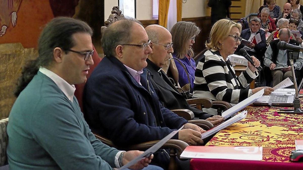 Blázquez, en el centro, preside la Asamblea Diocesana de Cáritas-E.M.