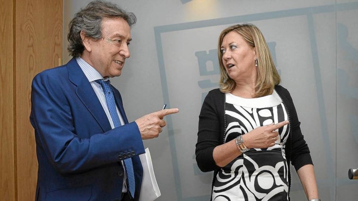 Los consejeros de Presidencia y Hacienda de la Junta de Castilla y León, José Antonio de Santiago-Juárez y Pilar del Olmo-Efe