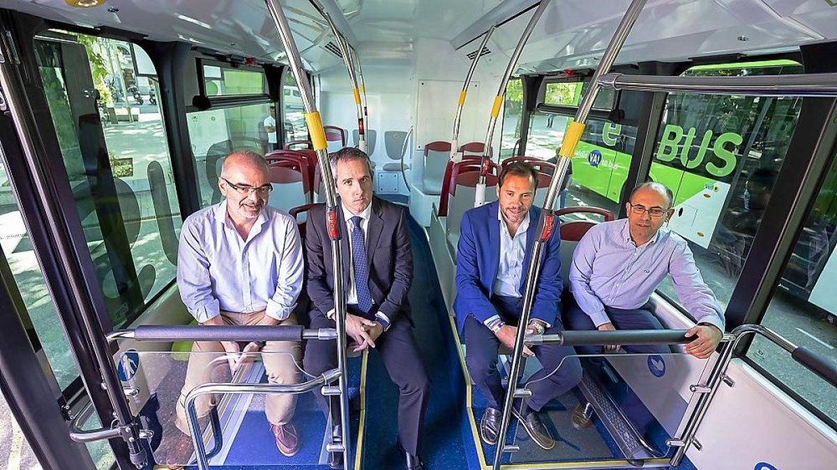 Andrés Bernabé, Kepa Mendikute, Óscar Puente y Luis Vélez en uno de los nuevos vehículos.-PHOTOGENIC / PABLO REQUEJO