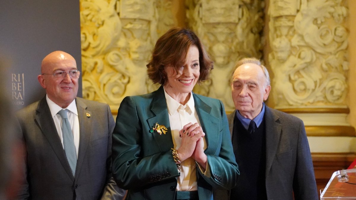 Sigourney Weaver con el presidente de la Academia Méndez Leite y Jesús Julio Carnero.-ICAL