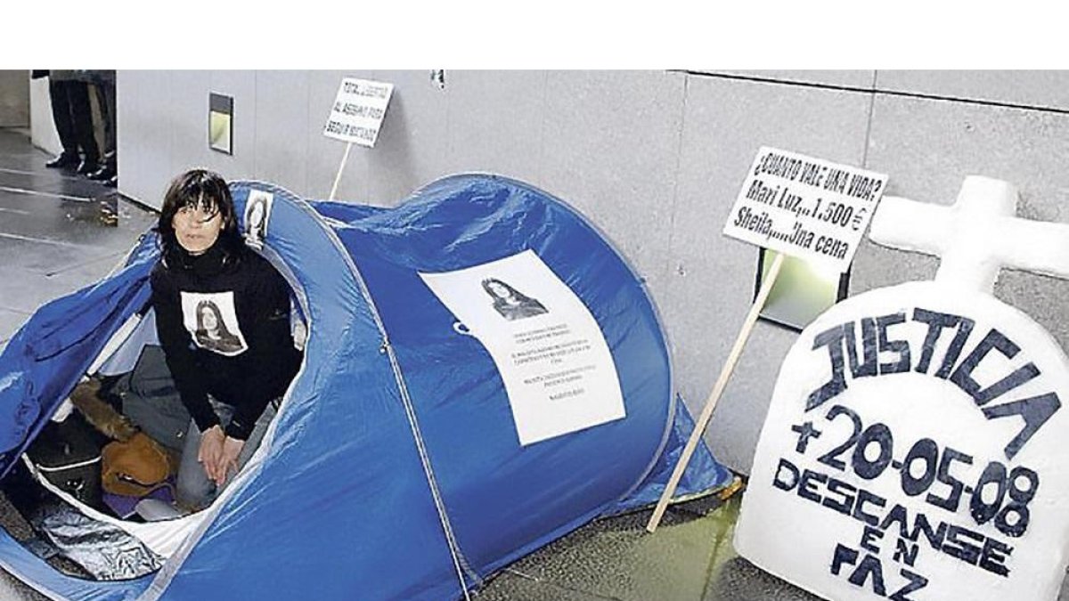 Julia Fernández, la madre de Sheila Barrero, protestando en 2009 frente al Palacio de Justicia de Oviedo.-E.M.