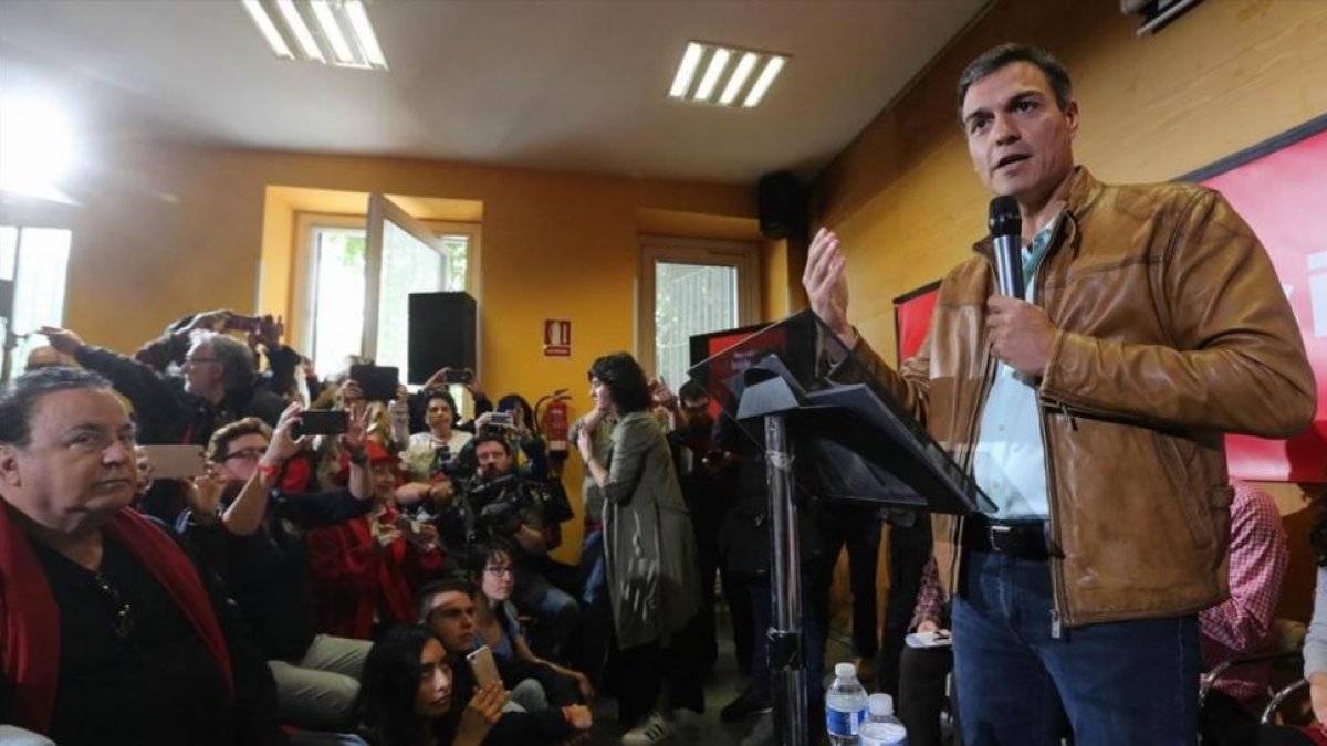 Pedro Sánchez en un acto con militantes y rueda de prensa en Madrid.-JUAN MANUEL PRATS