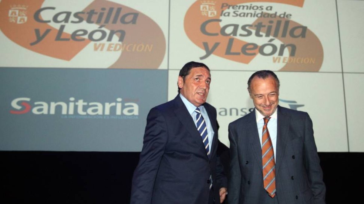 El consejero de Sanidad, Antonio María Sáez Aguado, junto al director de Sanitaria 2000, José María Pino, en la entrega de premios de la editorial-Ical