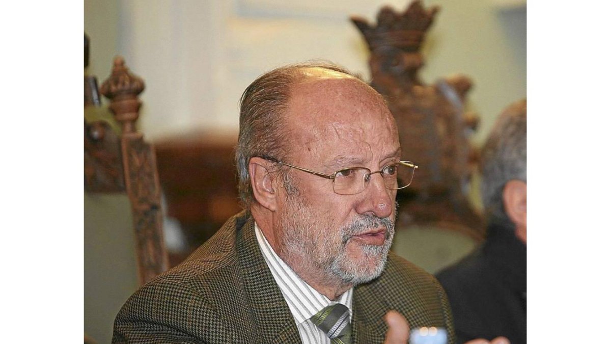 El alcalde, Franciso Javier León de la Riva, durante el pleno del Ayuntamiento de Valladolid-Ical