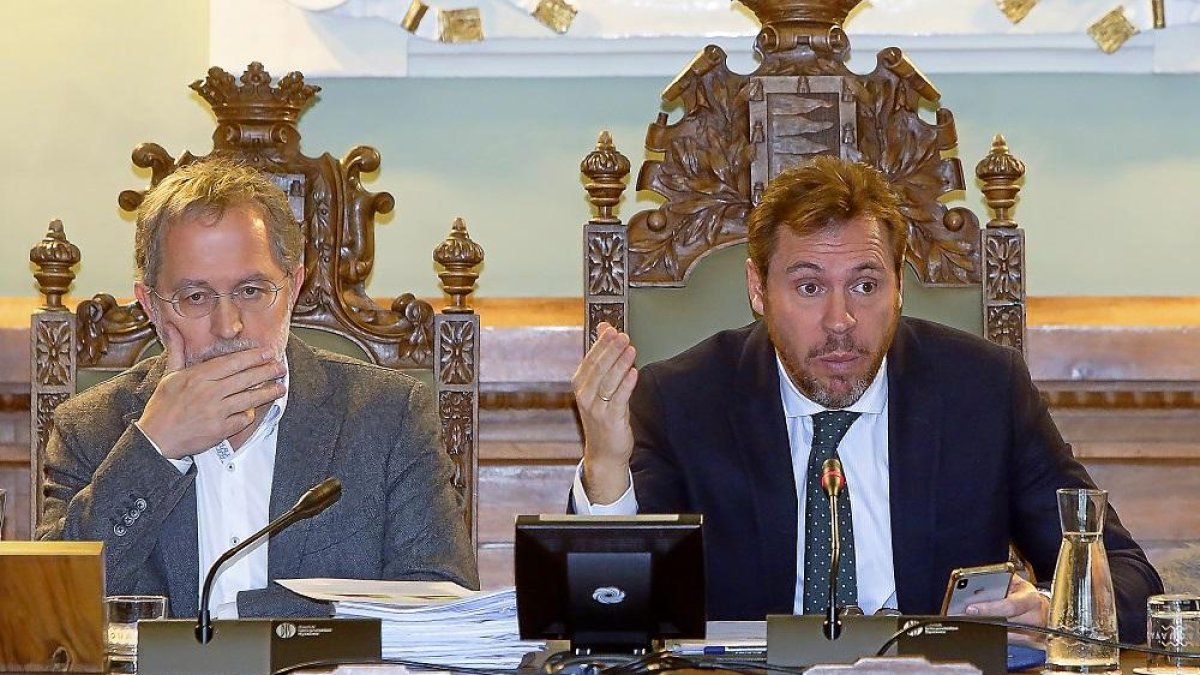 El concejal de Urbanismo, Manuel Saravia y el alcalde, Óscar Puente, durante el pleno del Ayuntamiento celebrado ayer.-J.M. LOSTAU