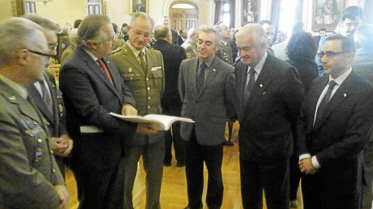 Los autores del libro posan ayer al término del acto-El Mundo