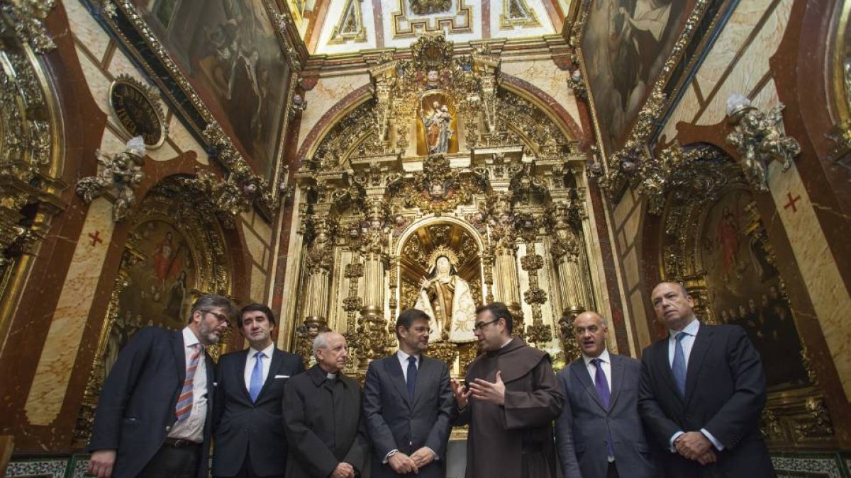 (I a D) Miguel de Lucas, Juan Carlos Suárez, Jesús García Burillo, Rafael Catalá, David Jiménez, Miguel Ángel García Nieto, e Isaac Querub, en la capilla natal de Santa Teresa-Ical