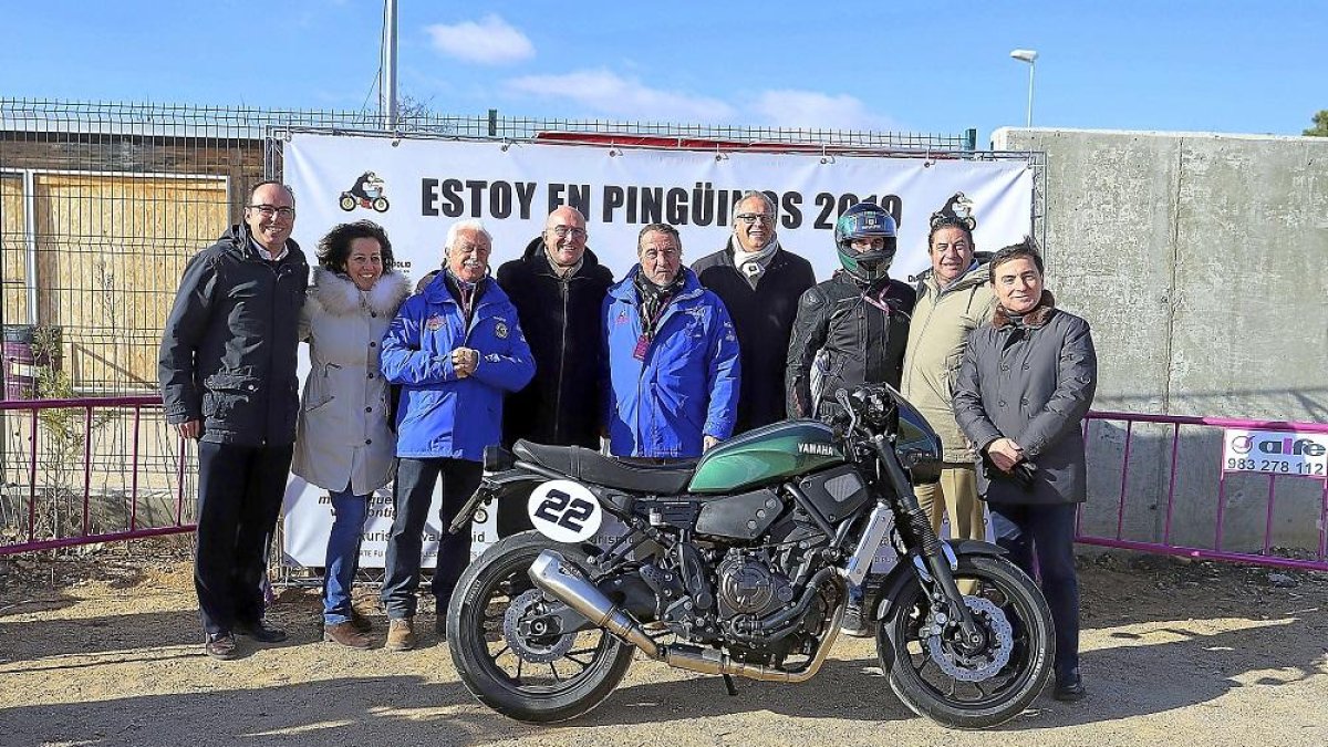 Carnero y varios concejales del PP con Navas, de Turismoto.-E. M.
