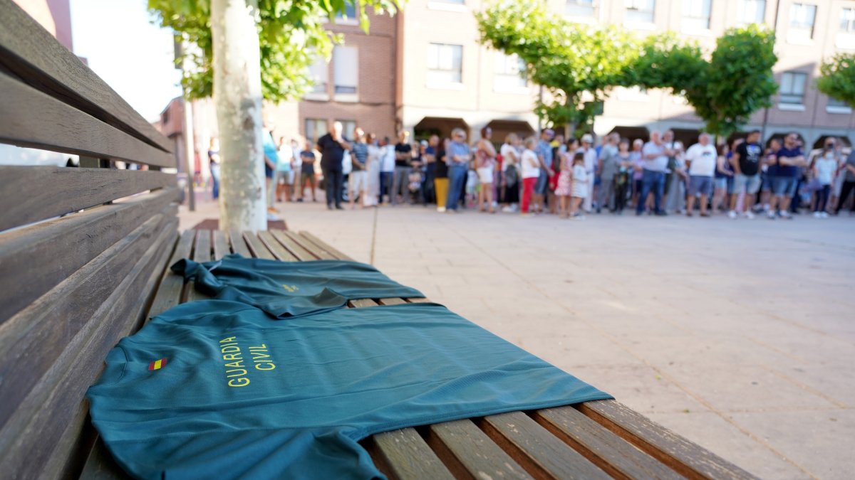 Concentración de vecinos de Santovenia de Pisuerga para reclamar el fin de la violencia y mostrar su apoyo a la Guardia Civil. ICAL