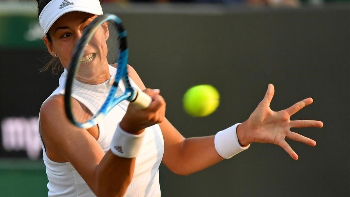 Muguruza devuelve una derecha ante Van Uytvanck.-AFP / BEN STANSALL