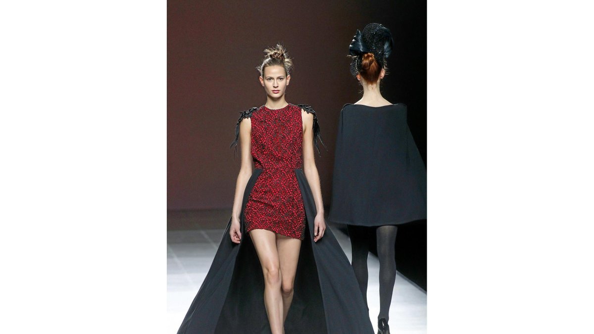 Dos de las modelos desfilan por la pasarela con vestidos de Noriega. I-ICAL