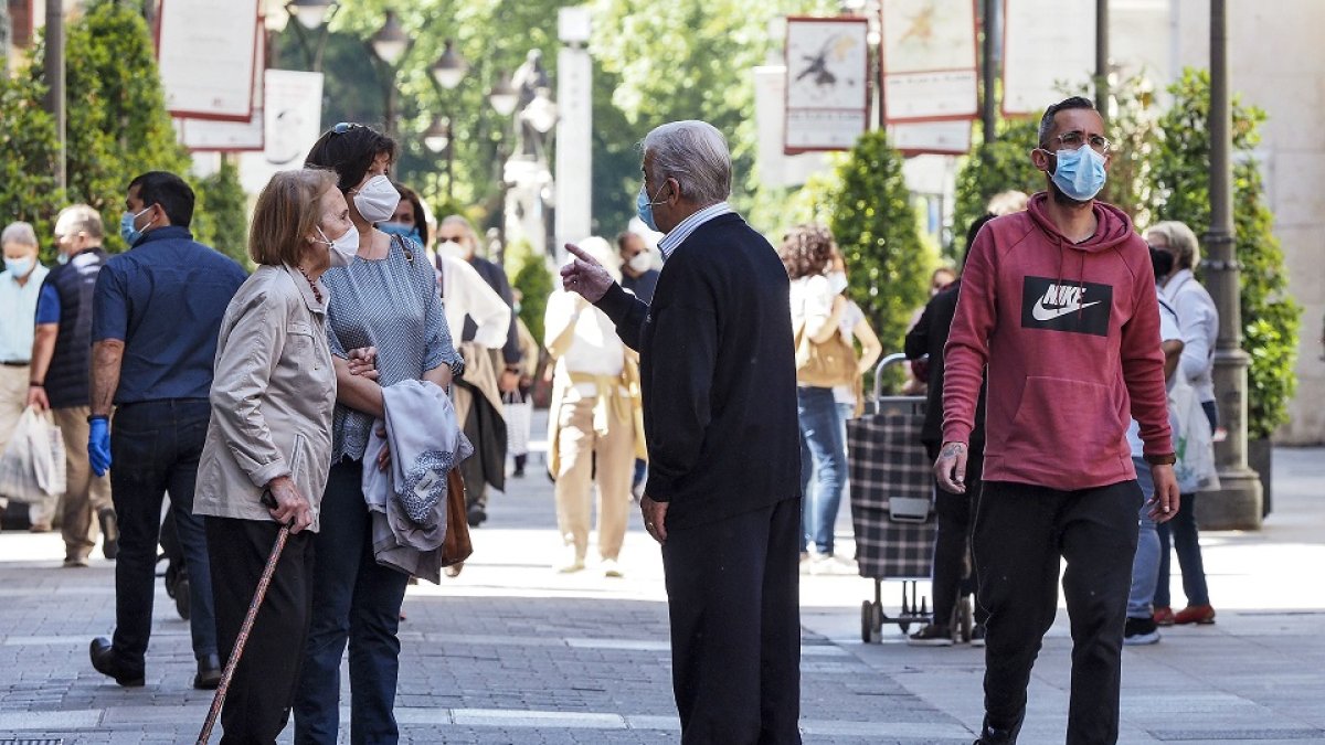 Gente por la calle Santoagp de Valladolid. - PHOTOGENIC/MIGUEL ÁNGEL SANTOS