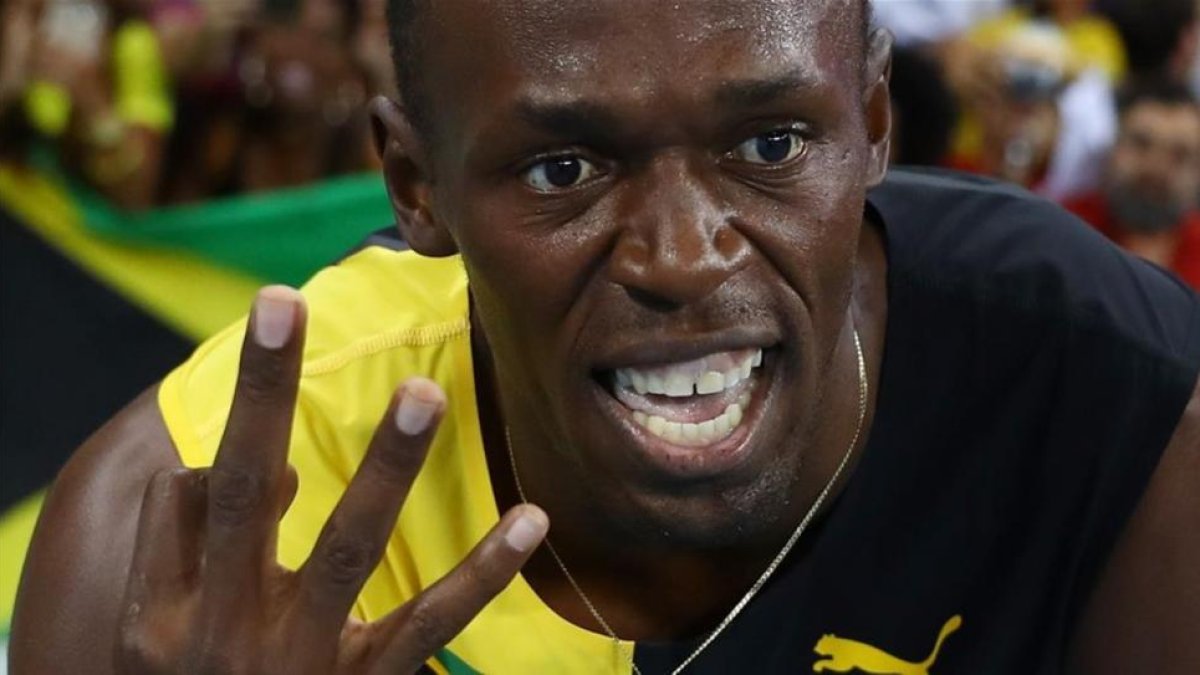 Usain Bolt celebra el triunfo con Jamaica en el relevo 4 x 100 en los Juegos de Río .-REUTERS / KAI PFAFFENBACH
