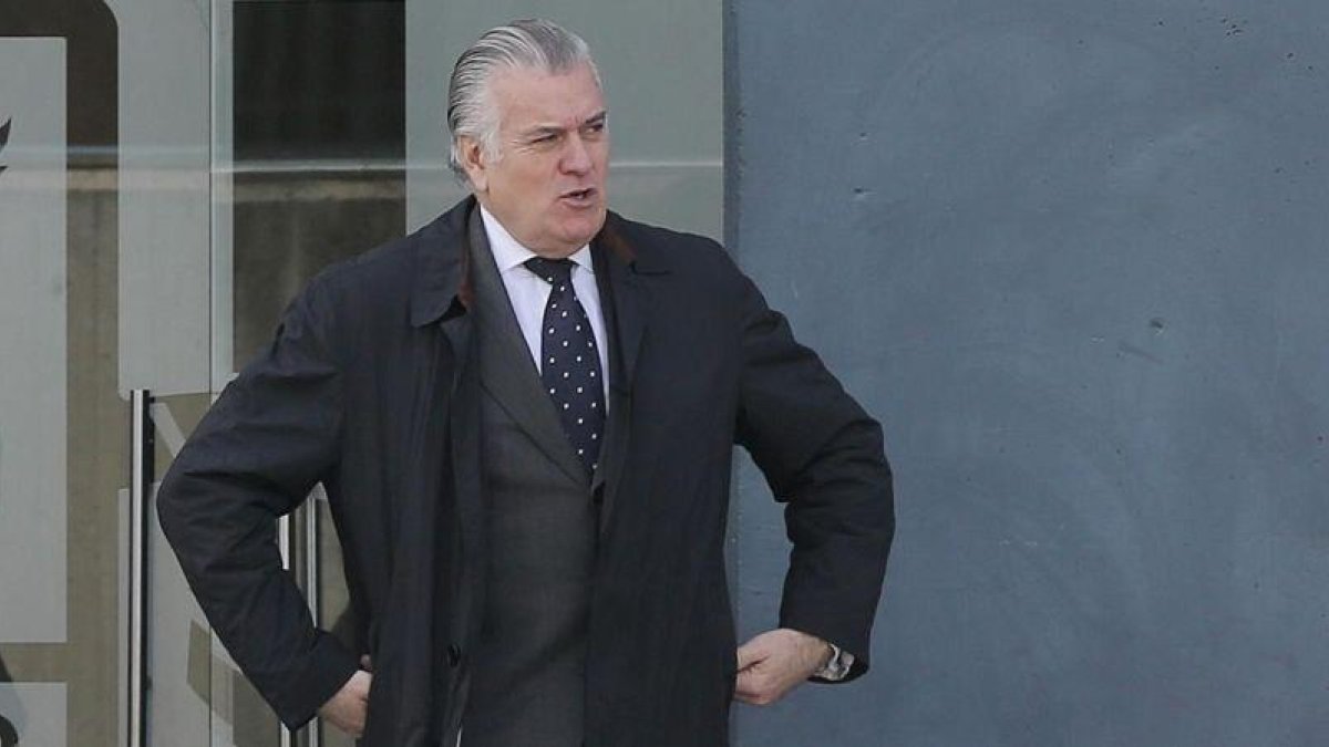 Luis Bárcenas después de la declaración en la Audiencia Nacioanl de San Fernando de Henares.-EL PERIÓDICO