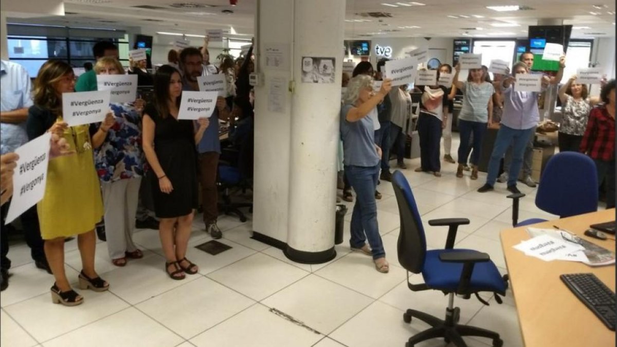 Imagen de la redacción de TVE con periodistas protestando por la cobertura del 1-O con carteles de vergüenza y