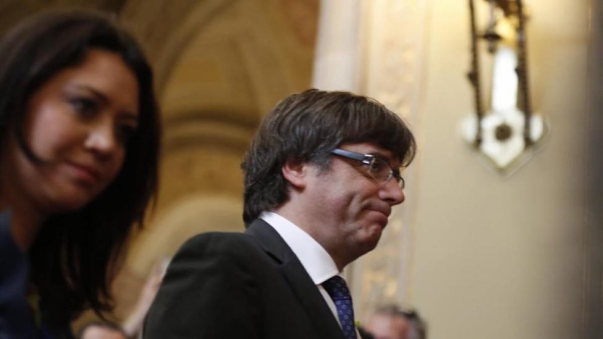 Carles Puigdemont y su esposa, Marcela Topor, en el Parlament-JULIO CARBÓ