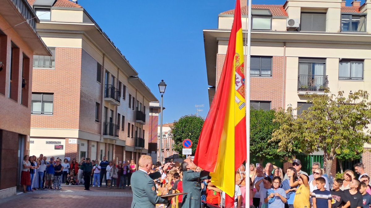 Izado de bandera por parte de la Guardia Civil en Laguna de Duero - E. M.
