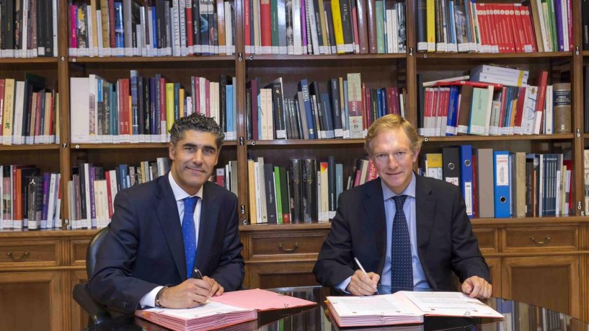 El director general de Bellas Artes y Bienes Culturales y de Archivos y Bibliotecas, Miguel Ángel Recio Crespo, y el alcalde de la Villa de Simancas (Valladolid), Alberto Plaza Martín, firman un convenio de colaboración.-ICAL