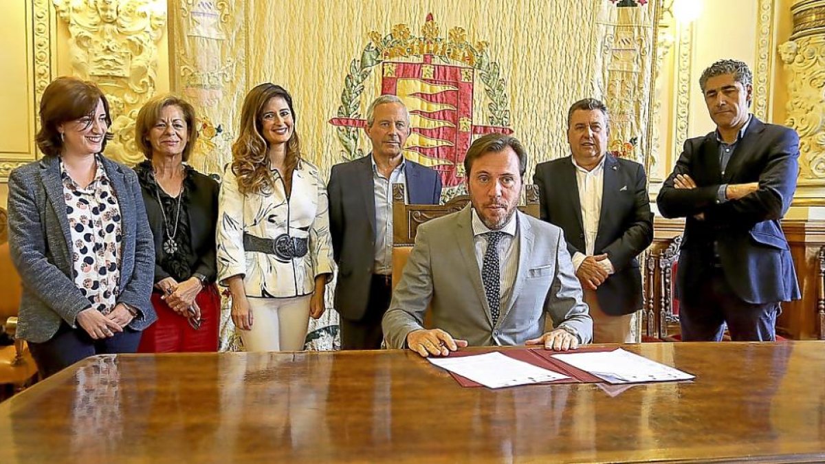 Óscar Puente, delante de los alcaldes del alfoz de Valladolid, durante la firma del convenio sobre depuración de aguas.-ICAL