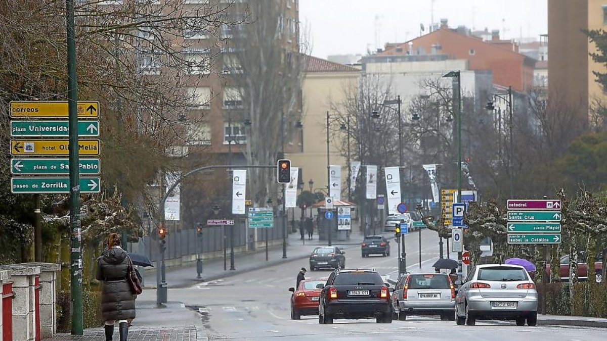 Imagen actual del puente de Poniente, que verá ampiladas sus aceras e incluirá un carril bici.-J. M. LOSTAU