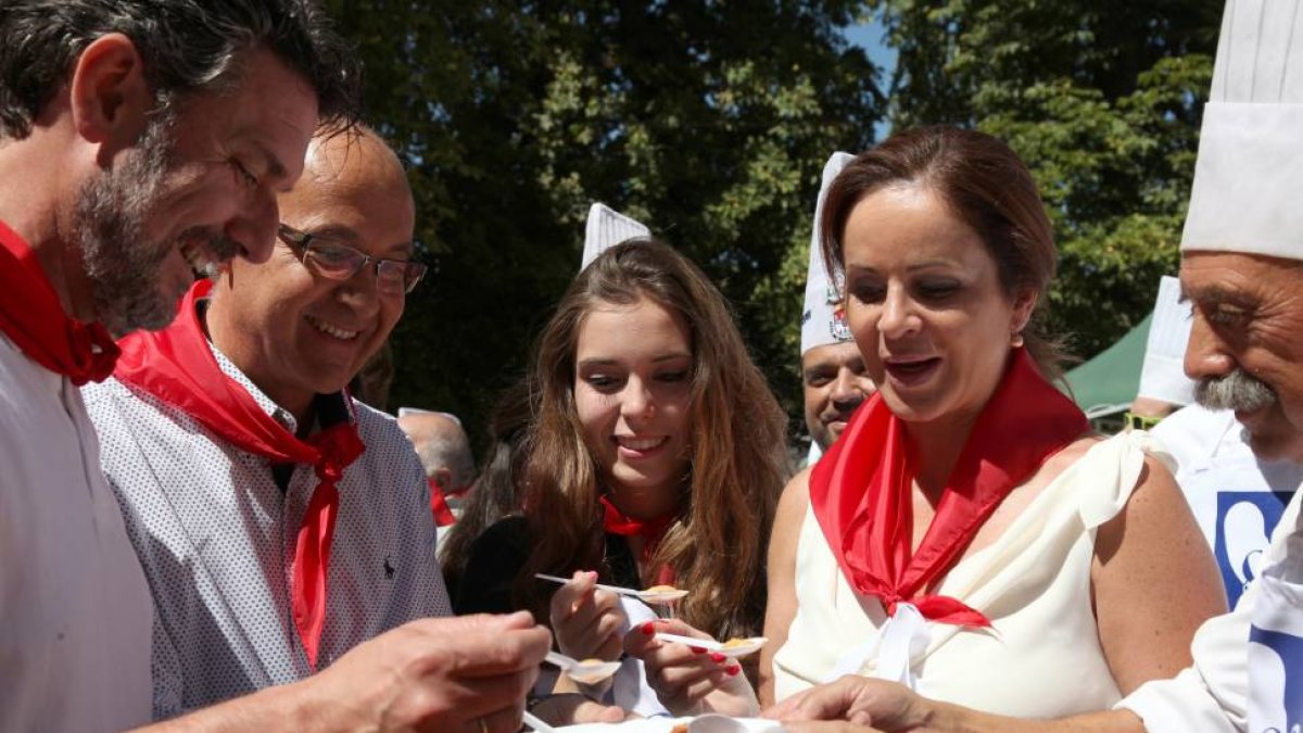 La consejera de Agricultura y Ganadería, Silvia Clemente, asiste a la Gran Judiada con motivo de las fiestas de San Luis del Real Sitio de San Ildefonso. En la imagen, el delegado del Gobierno en Castilla y León, Ramiro Ruiz Medrano (2I) y el alcalde del -Ical