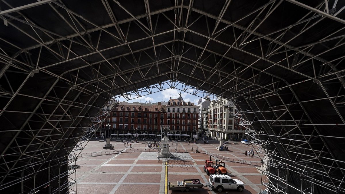 Montaje del escenario en la plaza Mayor, frente a la entrda al Ayuntamiento. PHOTOGENIC