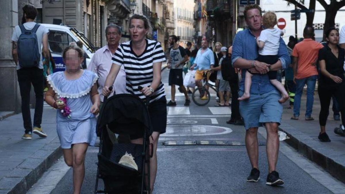 Los medios internacionales ha difundido numerosas fotos de turistas huyendo del lugar del atentado.-AP / GIANNIS PAPANIKOS