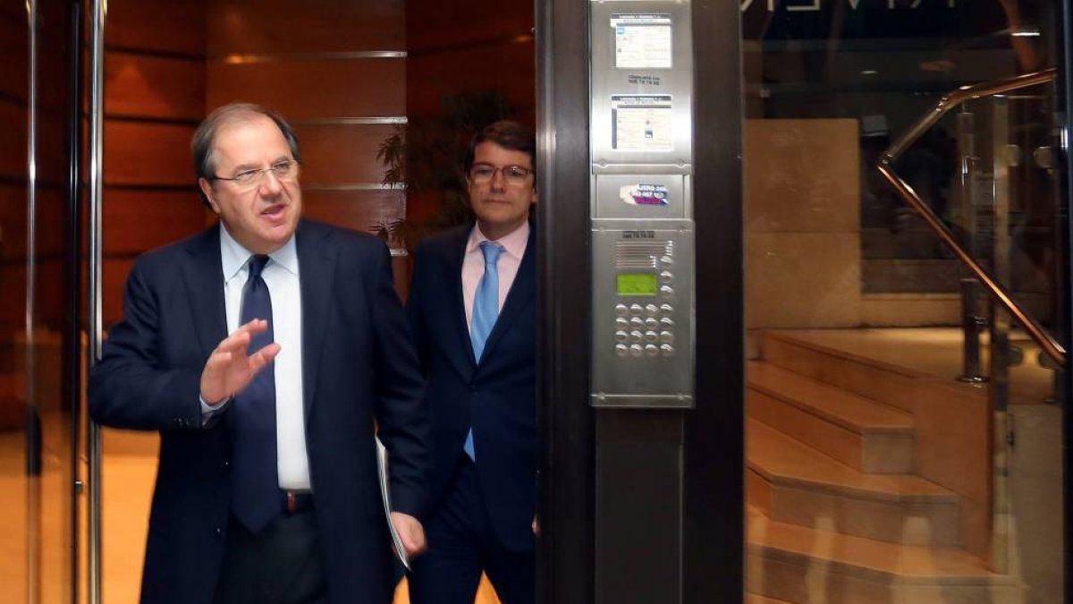 El presidente del PP de Castilla y León, Juan Vicente Herrera, tras reunirse con los presidentes provinciales del partido para analizar los resultados electorales-Ical