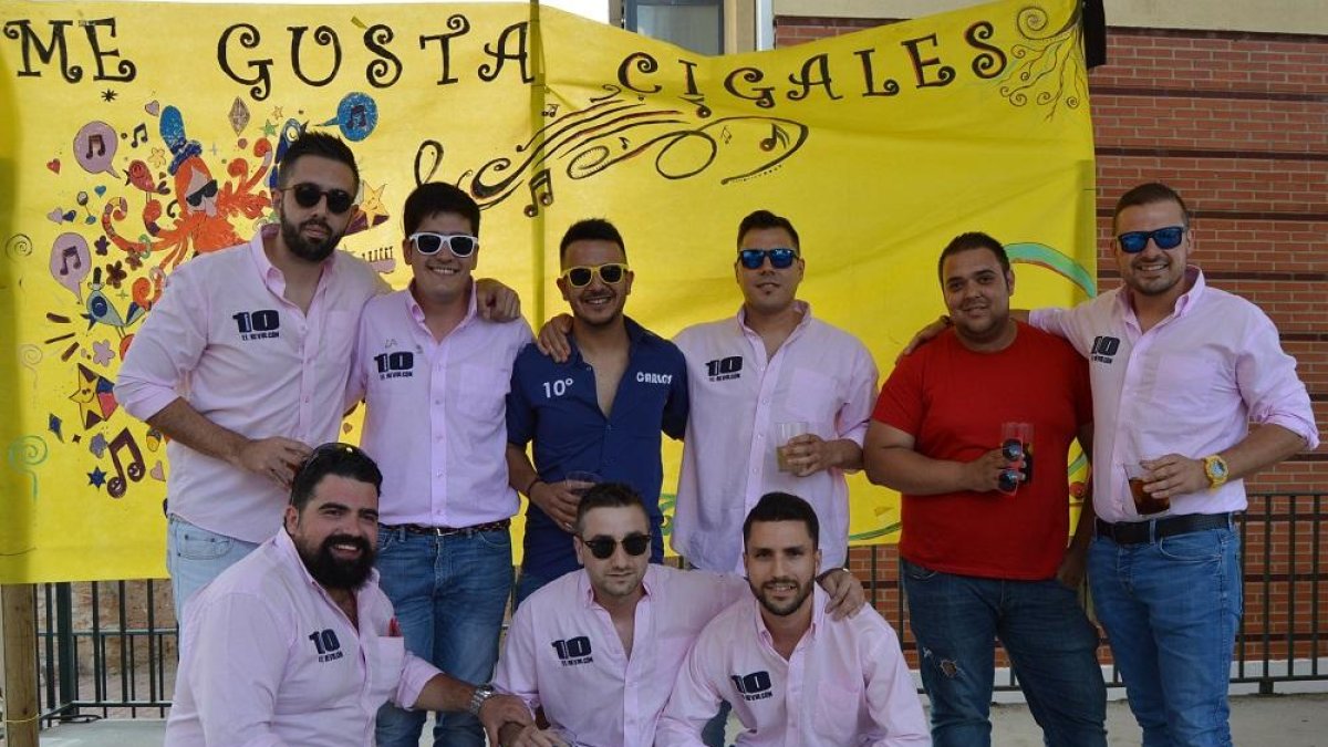 Una de las peñas participantes en el photocall.-E.M.