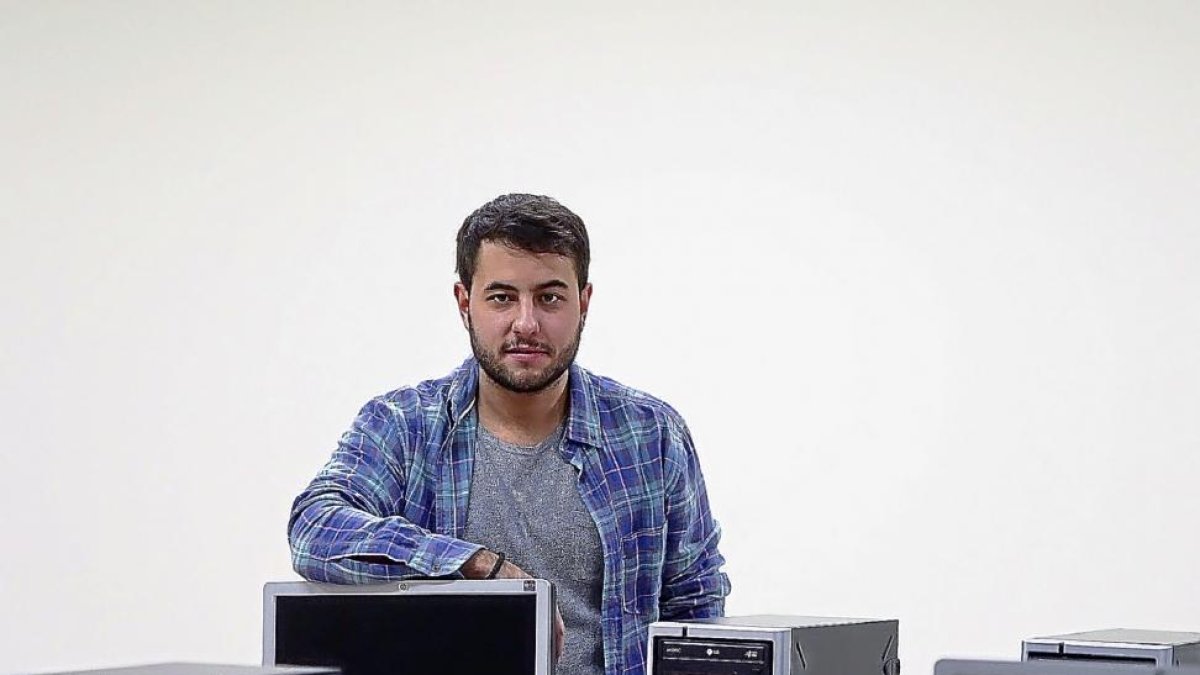 Héctor Trigueros, estudiante de la Universidad de Valladolid, en las instalaciones de la Escuela de Ingenierías Industriales de Valladolid.-PHOTOGENIC / MIGUEL ÁNGEL SANTOS