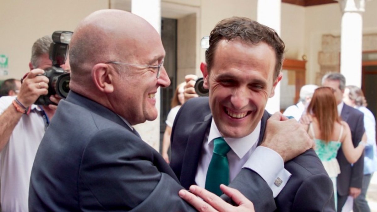 Jesús Julio Carnero y Conrado Íscar, el día de la toma de posesión del segundo como presidente de la Diputación. J. M. LOSTAU