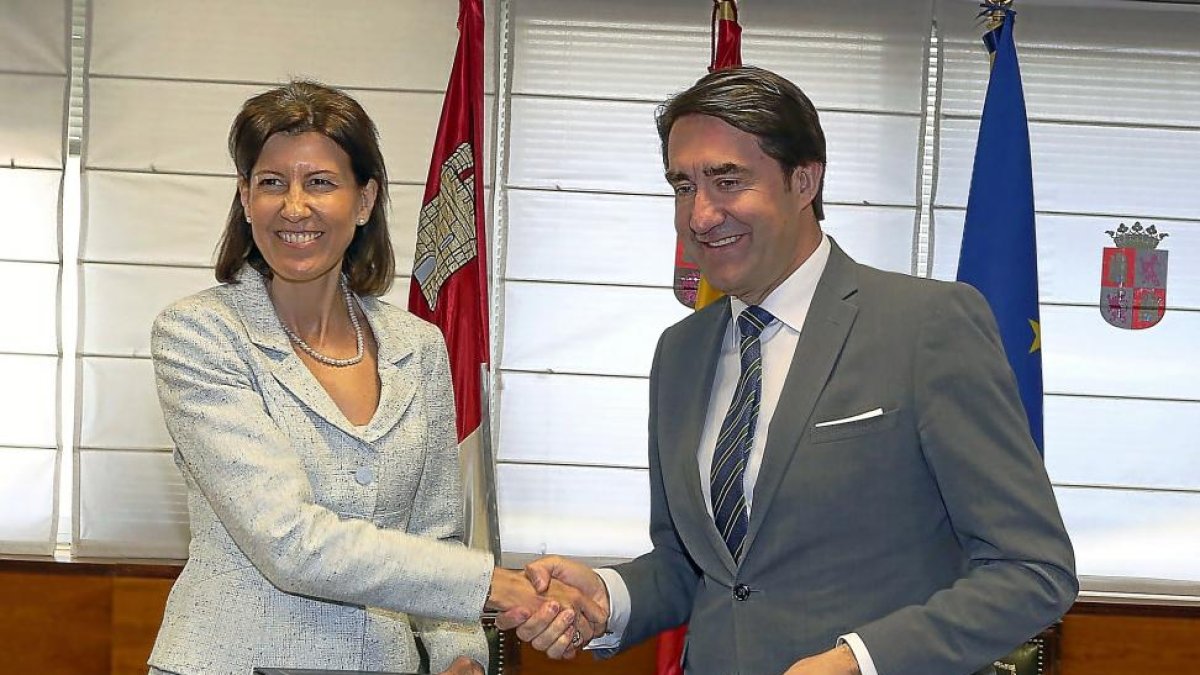 Elena Gómez y Suárez-Quiñones celebran la firma del convenio.-ICAL