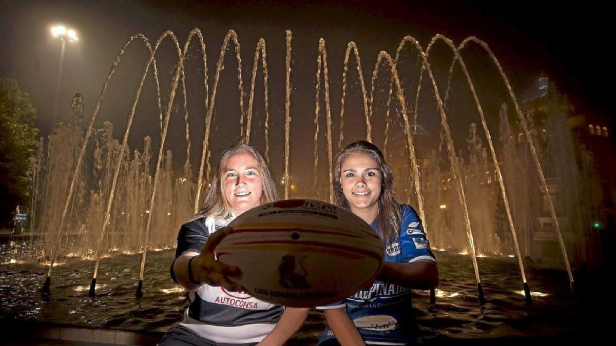 Sandra Ocariz (El Salvador) y Marina Pérez (VRAC) posan ayer en la plaza Zorrilla de Valladolid-Pablo Requejo