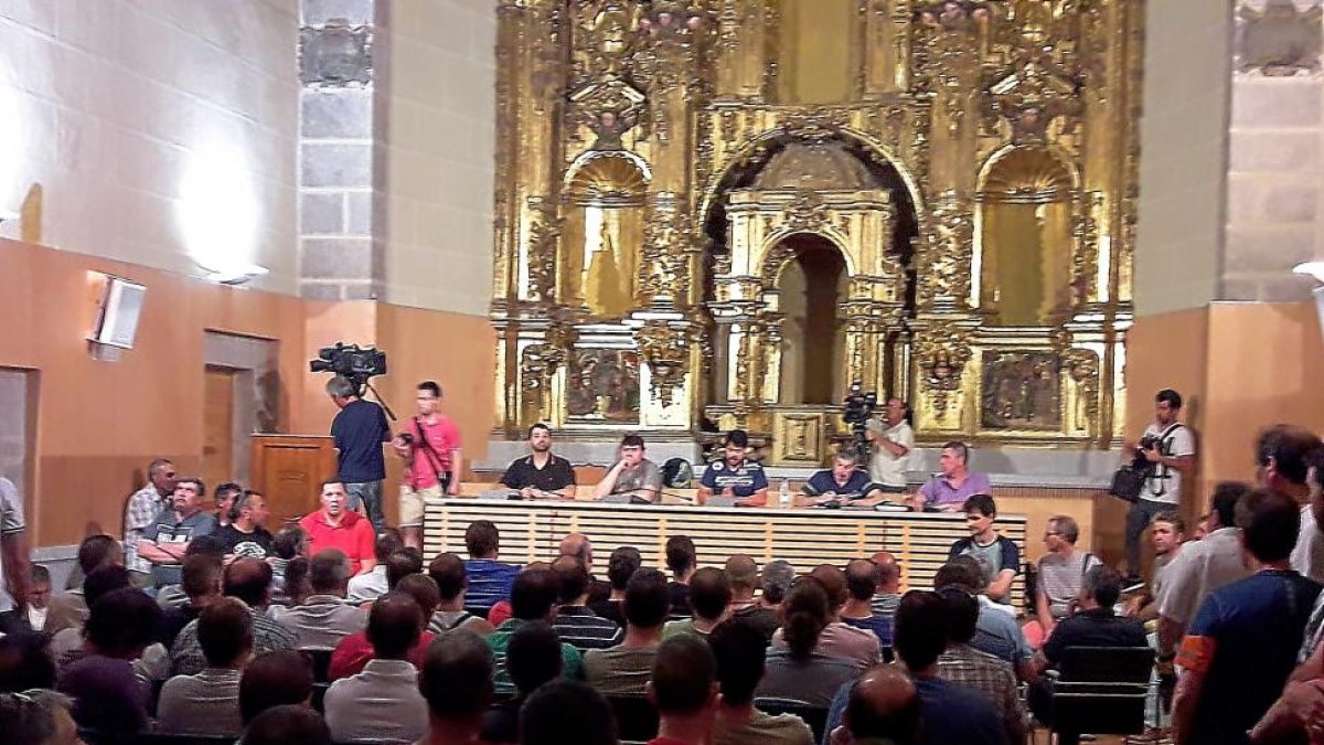 Asamblea de trabajadores de Nissan en el auditorio de la Delegación de la Junta en Ávila.-A. GARCÍA