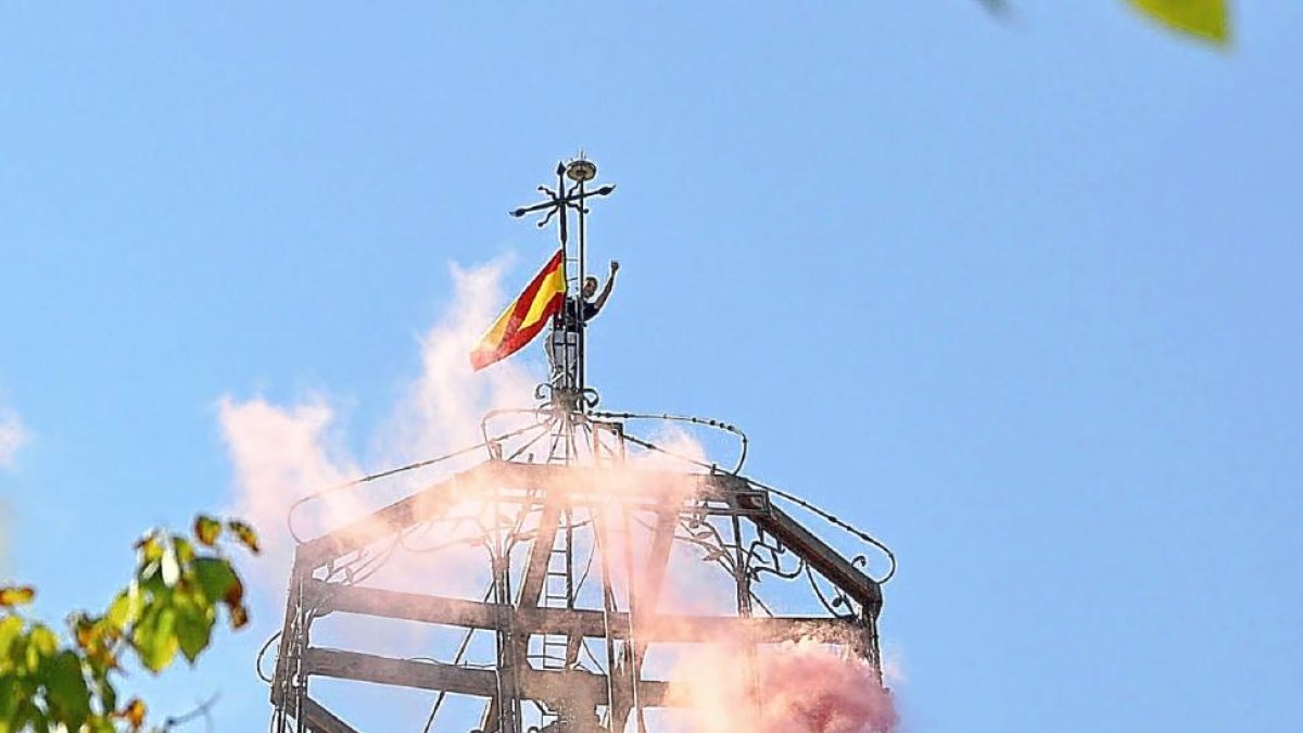 Imagen de la colocación de la bandera el pasado año.-E.M.