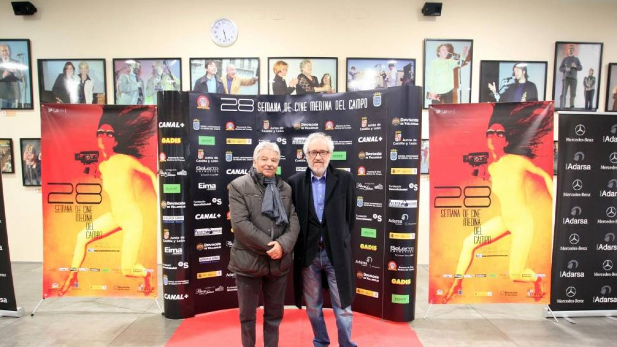 El director Emilio Martínez-Lázaro junto al director de la Semana de Cine de Medina del Campo, Emiliano Allende (I), antes de recibir el Roel de Honor de la Semana de Cine de Medina del Campo (Valladolid)-Ical