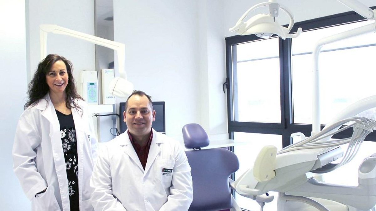 La profesora del Grado en Odontología de la Universidad y especialista en Angiología y Cirugía Vascular Mª Lourdes del Río Solá, y el profesor y Odontólogo Mario Alvarado Lorenzo-ICAL