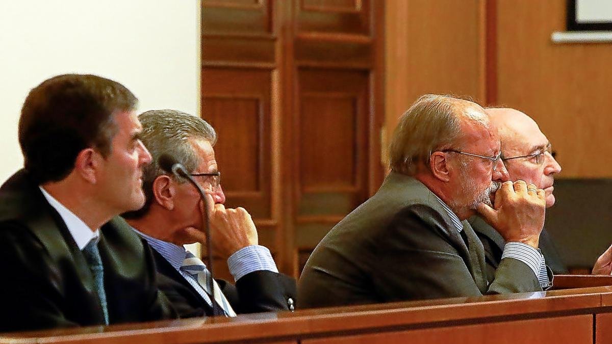 El exalcalde Javier León de la Riva sigue con atención la vista de ayer en la Audiencia.-J.M. LOSTAU