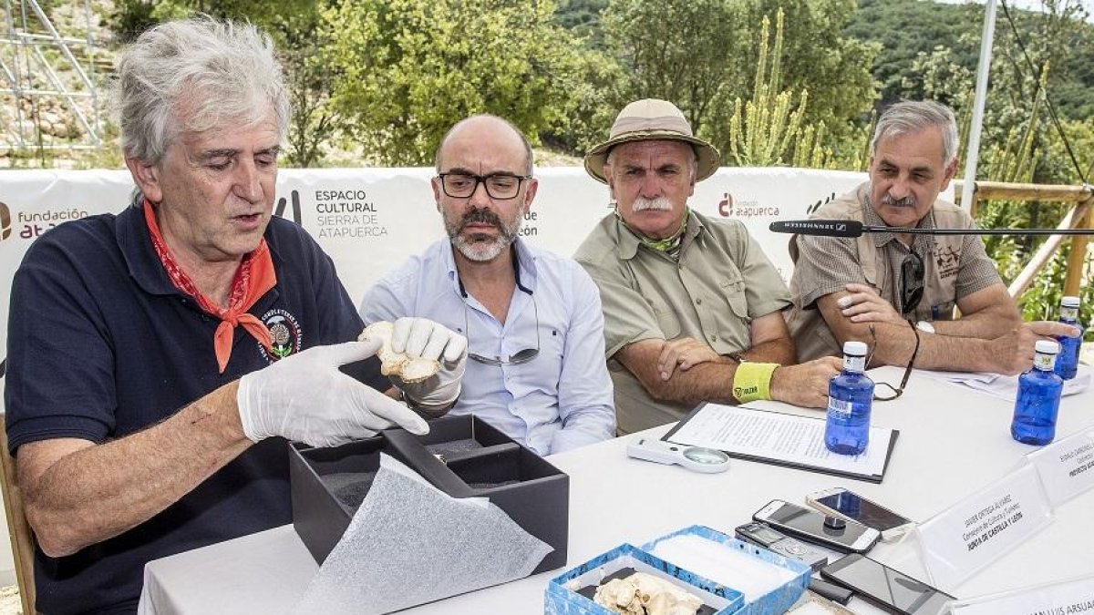 Ortega (segundo por la izquierda) con los tres codirectores de Atapuerca en el Mirador de Cueva Fantasma.-SANTI OTERO